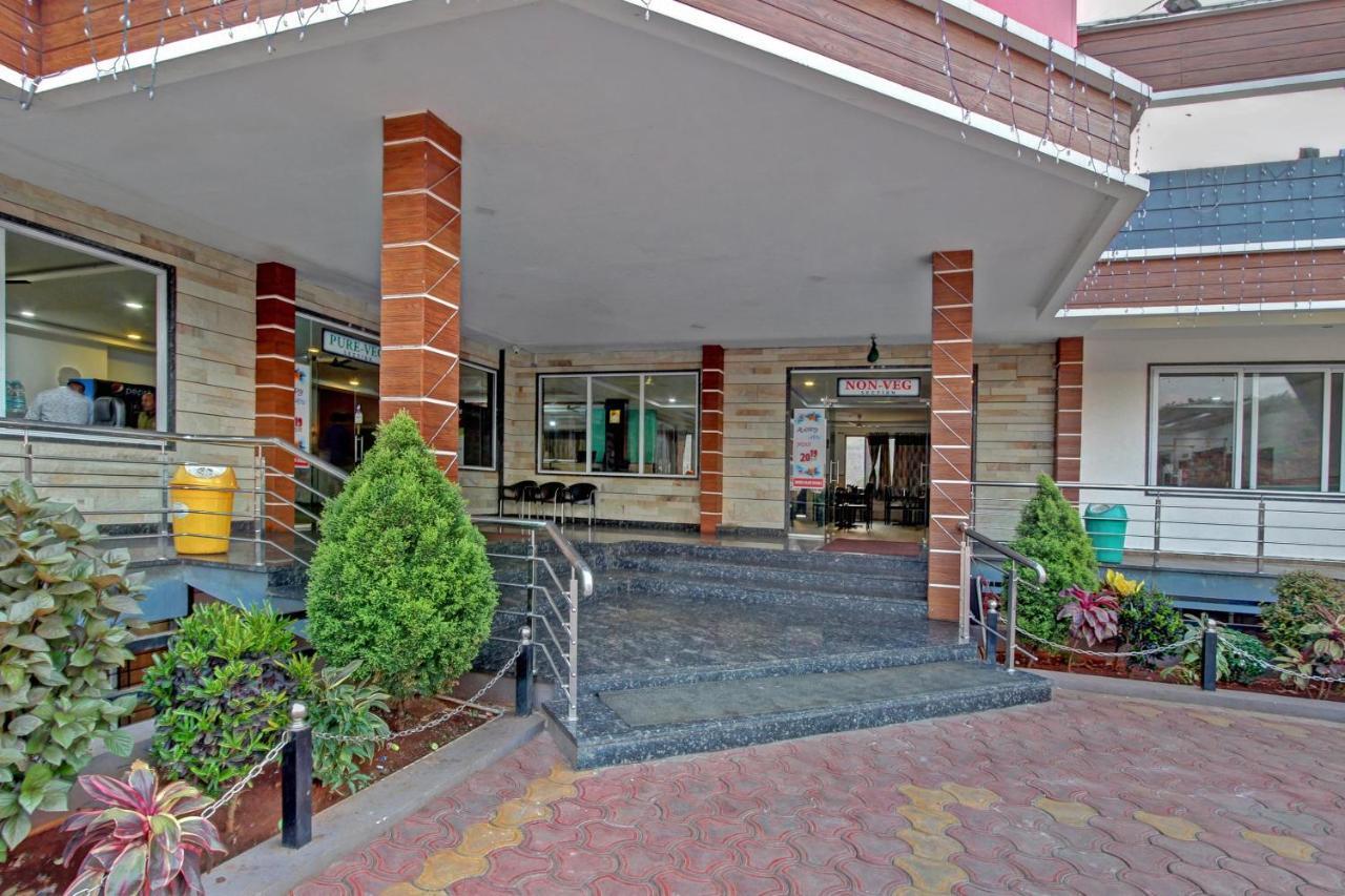Oyo 48704 Rashi Farms Hotel Хубли Екстериор снимка